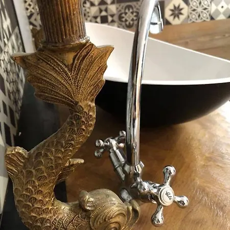 Romantique Parisien, Baignoire Retro Au Pied Du Lit Daire *