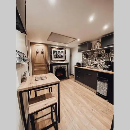 Romantique Parisien, Baignoire Rétro Au Pied Du Lit