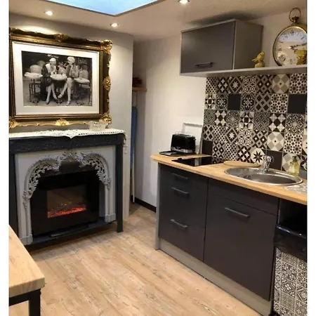 Romantique Parisien, Baignoire Rétro Au Pied Du Lit *